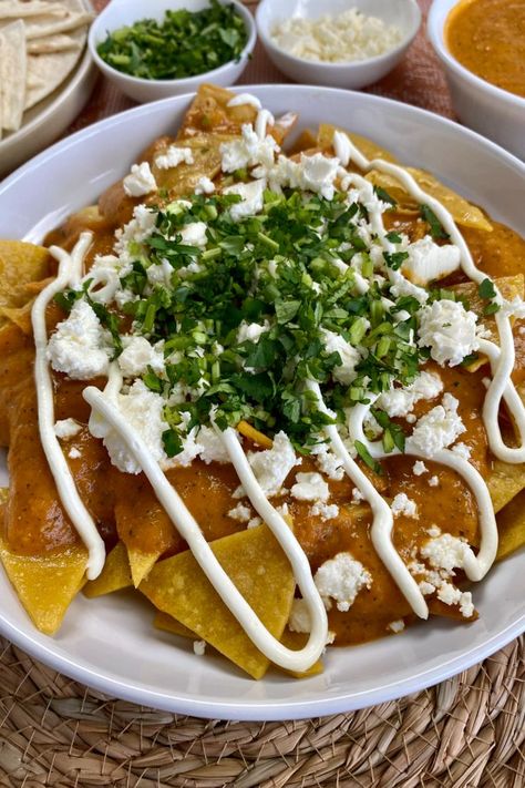 En esta ocasión vamos a preparar la versión básica de chilaquiles, que no es otra cosa que los totopos fritos junto a la salsa roja, un poco de queso, un poco de crema agria y un poco de cilantro, pero si quieres hacer este plato más completo, puedes agregar ternera, pollo desmechado, alubias, aguacate, entre otros. Cilantro