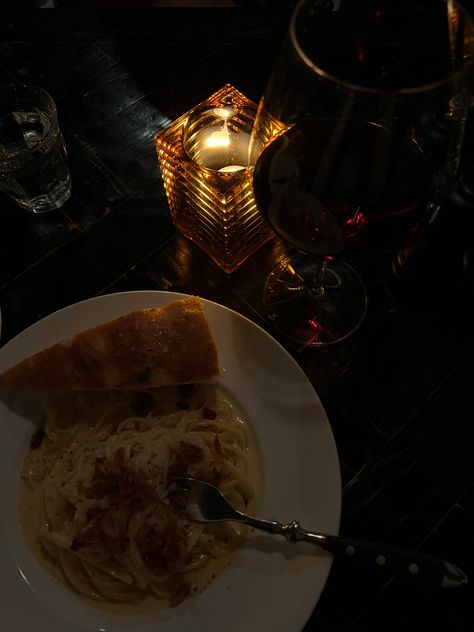 Pasta night with friends. Aesthetic night photos. Pasta Date, Date Photo Ideas, Dark Restaurant, Wine Date, Pasta Restaurant, Restaurant Italian, Easy Dragon Drawings, Italy Restaurant, Pasta Restaurants