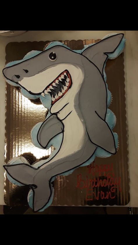 Shark cupcake cake Shark Cupcake Cakes Pull Apart, Shark Shaped Cake, Shark Pull Apart Cupcakes, Shark Birthday Cupcakes, Shark Cookie Cake, Diy Shark Cake, Shark Cupcake Cake, Shark Cake Ideas, Shark Cakes