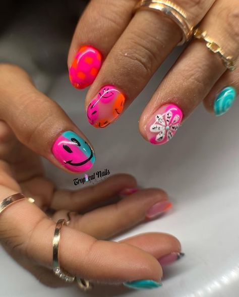 Groovy Nails Art Designs, Groovy Nail Art, Groovy Nails, Nail Party, Hip Huggers, Neon Pink Nails, Spring Break Nails, Retro Nails, Broken Nails