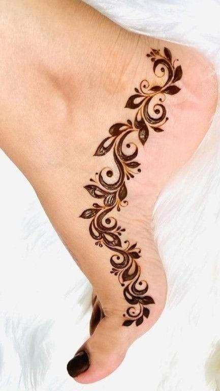 Feet Mehandi Designs, Feet Mehandi, Minimal Henna, Simple Henna Design, Leg Henna Designs, Elegant Henna, Foot Mehndi, Legs Mehndi, Henna Style Tattoos