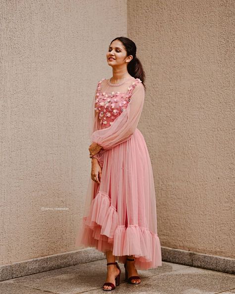 pink midi dress Juhi Rustagi, Dress Code For Girls, One Piece Dress Western, Western Frocks, Summer Fashion Dresses Casual, Simple Frock Design, Ikkat Dresses, Simple Frocks, Frock Fashion