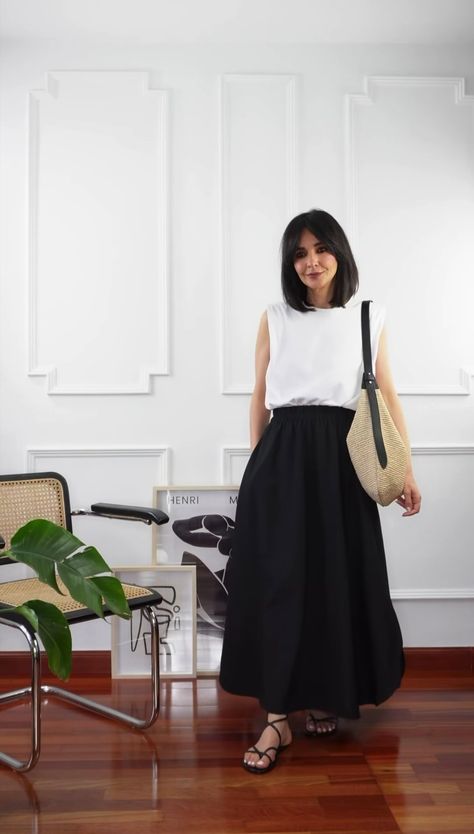 Poplin Maxi Skirt Outfit, Minimal Romantic Style, Black Mini Skirt Outfit, Black Flare Skirt, Clothing Guide, Midi Skirt Outfit, Petite Style, Maxi Skirt Outfits, Personal Style Inspiration