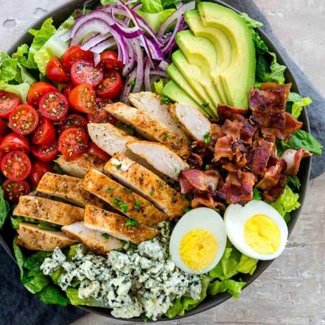 Ensalada Cobb. Receta fácil para disfrutar la Dieta Keto Cobb Salad Dressing Recipe, Cobb Salad Recipe, Plats Healthy, Resep Salad, Idee Pasto, Chicken Avocado, Idee Pasto Sano, Healthy Salad Recipes, Healthy Salads