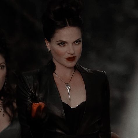 Evil Queen Regina Mills, Lana Parrilla Aesthetic, The Evil Queen Once Upon A Time, Evil Queen Once Upon A Time, Regina Mills Icons, Ouat Evil Queen, Regina Once Upon A Time, Regina Mills Evil Queen, Winona Ryder Stranger Things