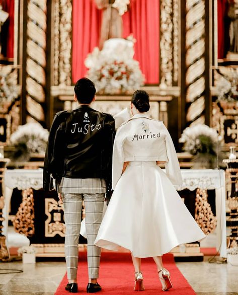 The Wedding Pic on Instagram: “Just married leather jackets in black are cool - but let's be honest, the white leather jacket is bridal AF. ❤ | : @theproudrad :…” Leather Jackets Wedding, Bride And Breakfast, Celebrity Bride, Civil Wedding Dresses, White Leather Jacket, Planning Wedding, Rock N’roll, Civil Ceremony, Minimalist Dresses