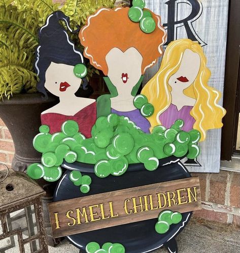 Costume Simple, Halloween Porch Decor, Halloween Witch Costume, Halloween Witch Dolls, Halloween Porch Decorations, Halloween Wall Decor, Witch Halloween Costume, Halloween Door Decorations, Halloween Yard Decorations