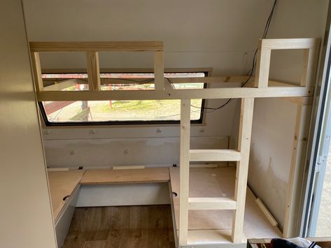 Caravan makeover bunkbed, Husvagnsrenovering våningsäng Caravan Bunk Beds Ideas, Small Caravan Renovation Ideas, Small Caravan Renovation, Caravan Bed, Caravan Bunk Beds, Caravan Bunks, Caravan Renovation Diy, Caravan Hacks, Popup Camper Remodel