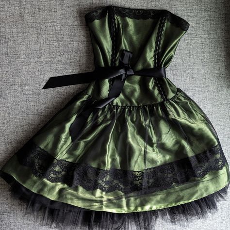 Absolute Showstopper!! Beautiful Black And Green Tulle Dress With Sash Around The Waist Lace Detail Is Perfection! Size 11 Juniors Strapless Zipper Down The Back Brand New Condition No Rips, Tears Or Stains! Waist About 16 Inches One Side To The Other Pit To Pit 17 Inches Green Homecoming Dresses Sleeves, Edgy Homecoming Dress, Black Dress With Tulle, Homecoming Dresses Sleeves, Green Tulle Dress, Green And Black Dress, Green Hoco Dress, Senior Hoco, Homecoming 2024