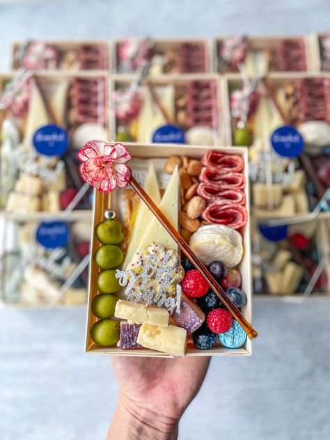 Snack box, baby shower charcuterie, single serving, Covid friendly, mini charcuterie box for one Baby Shower Brunch Food Ideas, Food Ideas Appetizers, Brunch Food Ideas, Charcuterie Lunch, Baby Shower Brunch Food, Baby Shower Menu, Picnic Box, Brunch Food, Catering Ideas Food