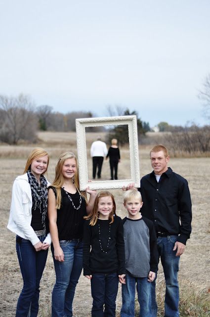 Grandparents are something to always remember and have in photos.  This is a great idea, im definitely doing this with my parents.  (grandparents.) Shooting Photo Famille, Big Family Photos, Grandparent Photo, Large Family Photos, Generation Photo, Family Photo Ideas, Family Portrait Poses, Family Picture Poses, Family Photo Pose