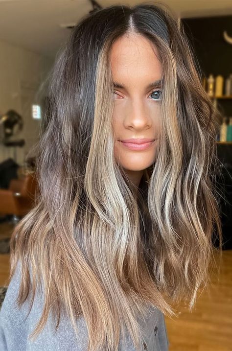 2023 Winter Hair Trends, Fall 2022 Hair Trends Blonde, Fall Blonde Balayage Dark Roots, Vanilla Blonde Balayage Dark Roots, Root Melt Blonde Balayage, Winter Hair Color For Brunettes, Root Melt Brunette To Blonde, Fall 2022 Hair, Caramel Blonde Hair Color