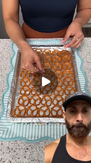 Food for your thoughts on Instagram: "My grandma taught me how to make pretzel bark 🥰 🎥: @the.shaba.kitchen . . #hack #foodhack #satisfying #asmr #lifehack" Fall Food Day Ideas, Pretzel Snack Recipes Sweets, Outdoor Bake Sale Ideas, Pretzel Thanksgiving Treats, Birthday Food Gifts, Chocolate Pretzel Caramel Bark, Candy And Snack Bar Ideas, Hugs Pretzels M&m, Christmas Treat Decorating Ideas