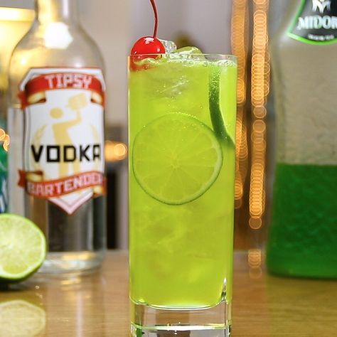 Vodka Drinks Recipes, Midori Drinks, Vodka Drinks Easy, Classic Vodka Cocktails, Midori Sour, Vodka Cocktails Easy, Vodka Recipes Drinks, Vodka Cocktail, Tipsy Bartender