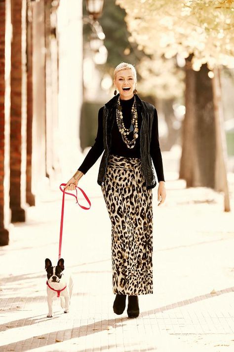 walking the dog Mode Over 50, Chicos Fashion, Leopard Print Outfits, 30 Outfits, Over 60 Fashion, Leopard Print Skirt, Animal Print Fashion, Printed Skirt, 60 Fashion