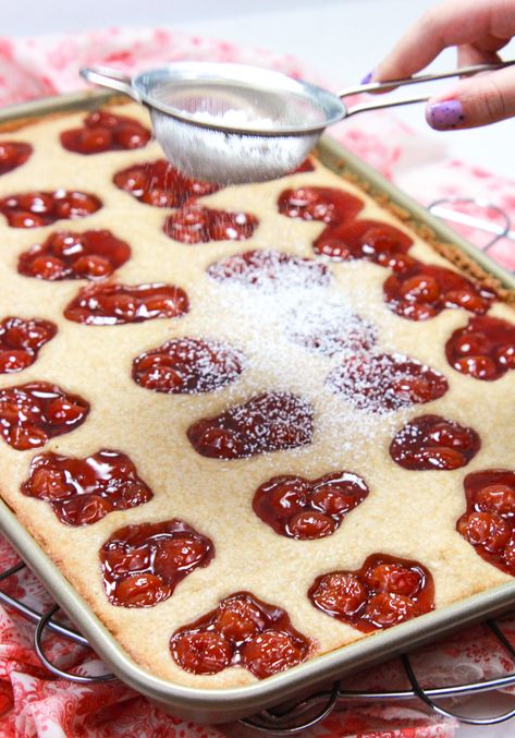 Cherry Pie Filling Recipes Easy, Holiday Squares, Cherry Pie Filling Recipes, Cherry Pie Bars, Dessert Squares, Dessert Halloween, Cherry Bars, Delicious Christmas Desserts, Pie Filling Recipes