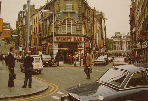 Wimpy on junction of Old Compton St and Moor Street, London 1978 Berwick Street, Compton Street, Historical London, Living In London, London Aesthetic, London History, Soho London, London Town, London Photos