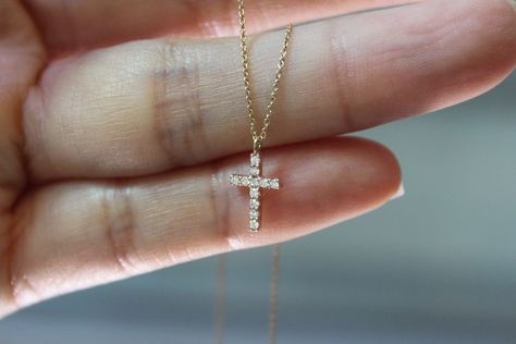 Christian Jewellery, Diamond Cross Necklace, Glam Jewelry, Simple Chain, Necklace Cross, Diamond Jewelry Necklace, Necklace Diamond, Pretty Jewelry, Classy Jewelry