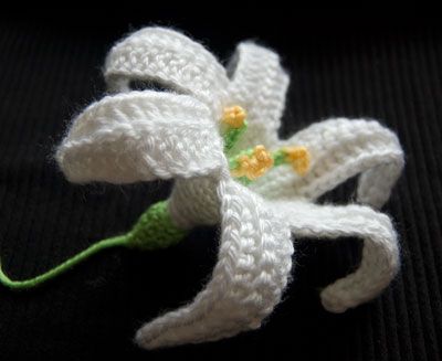 Crochet your favorite lily - in any color! With this free #crochet #flower pattern! Crochet Puff Flower, Crochet Flowers Easy, Crochet Flowers Free Pattern, Lily Pattern, Easter Crochet Patterns, Easter Lily, Crochet Plant, All Free Crochet, Knitted Flowers