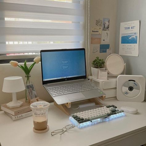 Desk Aesthetic Cute, Simple Desk Organization Aesthetic, Minimalistic Desk Decor, Work Desk Setup Aesthetic, Desk Inspiration Minimalist, Aesthetic Small Desk Setup, Astetic Desk Set Up, Laptop And Monitor Desk Setup Minimalist, Cozy Desk Setup Study