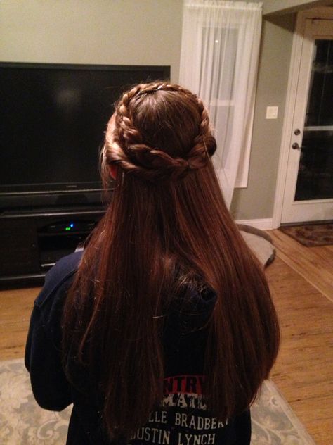 Romeo and Juliet halo braid Romeo And Juliet Hairstyles, Halo Hairstyle, Juliet Hair, Juliet Costume, Juliet 1996, Juliet Capulet, Halo Braid, Art Basics, Halo Hair