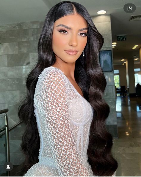 Easy summer hairstyles for long hair by Dvir Tvik - Melody Jacob Soft Curls For Long Hair Wedding, Wedding Updos For Long Hair With Veil, Bridal Long Hairstyles, Hair Styles Wedding Guest, Hollywood Glam Hair, Bride Hair Down, Event Hairstyles, Bridal Hair Down, Summer Hairstyles For Long Hair