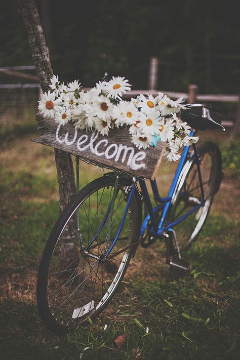 I like this idea for the farm for the ceremony with my dads old rusty banana bike with a sign pointing to wedding Blue Bicycle, Cheap Wedding Decorations, Deco Champetre, Boda Diy, Barn Wedding Decorations, Garden Wedding Decorations, Barn Decor, בר מצווה, Garden Party Wedding