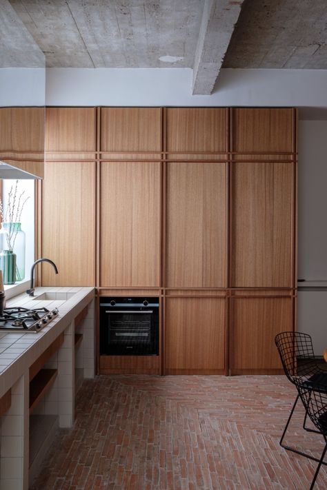 Kitchen Cabinet Natural Wood Colors, Sophisticated Kitchen, Japanese Style Kitchen, 70s Interior Design, Japan Kitchen, Floor To Ceiling Cabinets, Japan Interior, Millwork Details, 70s Interior