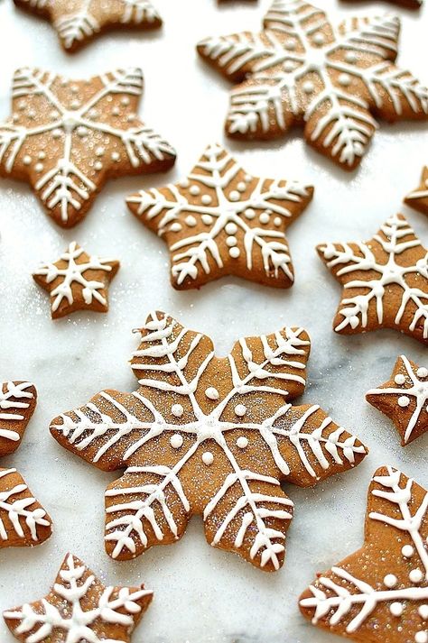 Gingerbread star and snowflake cookies with royal icing designs Easy Gingerbread Cookie Recipe, Gingerbread Star, Gingerbread Cookies Christmas, Iced Gingerbread, Easy Gingerbread Cookies, Chewy Gingerbread Cookies, Gingerbread Cookies Decorated, Fruit Cake Christmas, Ginger Bread Cookies Recipe