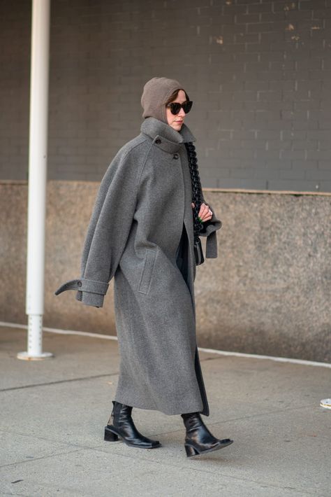 Minimal Fall Fashion, Winter Nyc Outfits Street Style, Fall 23 Fashion Trends, Gray Coat Outfit, Winter Nyc Outfits, Winter Trends 2023, Coat Outfit Women, New York Fashion Aesthetic, Winter Street Fashion