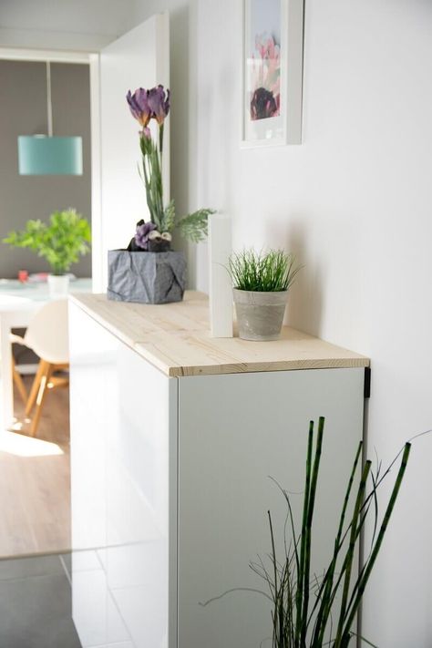 IKEA Hack für mehr Stauraum im Flur: Aus Küchenschrank wird Sideboard Ikea Hack Besta, Ikea Sideboard, Besta Ikea, Ikea Eket, Ikea Inspiration, Ikea Besta, Diy Ikea Hacks, Best Ikea, Best Kitchen Designs