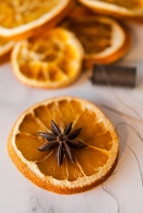 How to Make Dried Citrus Christmas Ornaments Potpourri Recipe, Orange Pomanders, Deco Orange, Orange Ornaments, Simmering Potpourri, Fruit Crafts, Pomander Balls, Potpourri Recipes, Frugal Christmas