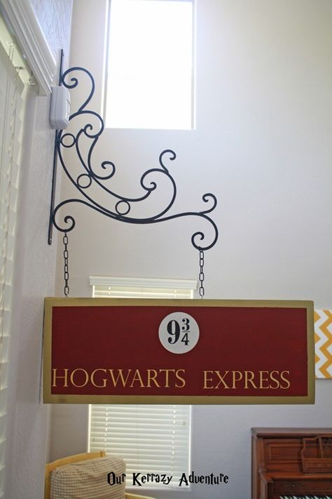 DIY Hogwarts Express Sign- Harry Potter Party Ideas Platform 9 3/4 Sign, Harry Potter Party Ideas, Harry Potter Weihnachten, Harry Potter Bedroom Decor, Classe Harry Potter, Stile Harry Potter, Harry Potter Bday, Harry Potter Nursery, Harry Potter Room Decor