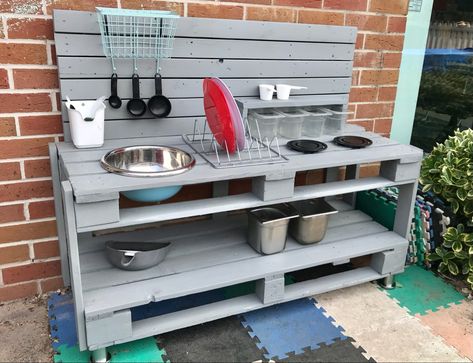 Mud kitchen made with pallets. EYFS, KS1 Outside area. Homemade Mud Kitchen, Mud Kitchen For Kids, Diy Mud Kitchen, Kids Yard, Pallet Projects Garden, Kids Backyard Playground, Backyard Kids Play Area, Diy Playground, Kids Outdoor Play