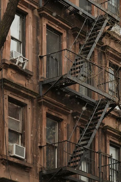 Nyc Townhouse Aesthetic, Old Apartment Building Aesthetic, Townhouse Aesthetic, Ally Way, Dystopian Apartment Building, City Stairs, Brooklyn Apartments, New York Apartment Fire Escape, Old Nyc