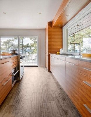 Pender Island Retreat-Johnson McLeod Design Consultants-11-1 Kindesign Pender Island, Beach Style Kitchen, Dining Inspiration, Mid Century Modern Kitchen, Mid Century Modern Interiors, Modern Beach House, Island House, Modern Beach, Modern Kitchens