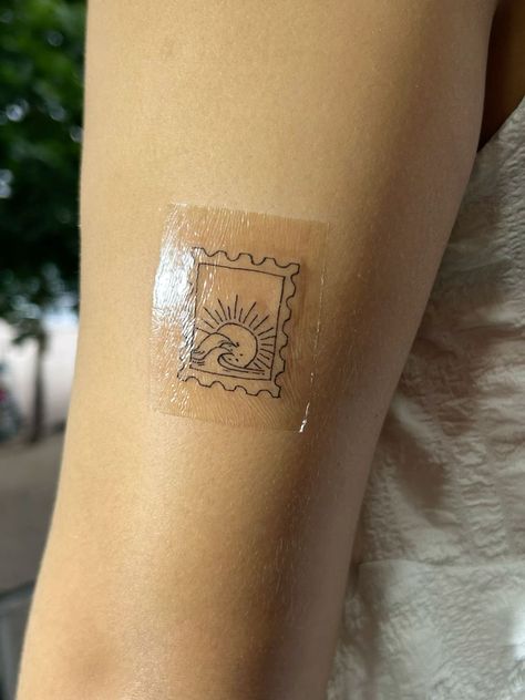 Ocean Horizon Tattoo, Sunset Stamp Tattoo, Small Summer Tattoo Ideas, Fine Line Sun And Mountain Tattoo, Cute Small Beach Tattoos, South East Asia Tattoo Ideas, Starfish Fine Line Tattoo, Hawaii Postage Stamp Tattoo, Aesthetic Ocean Tattoos