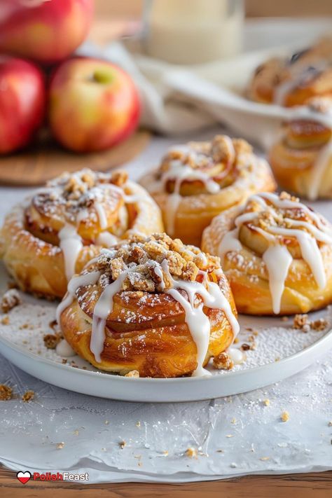 Polish Sweet Buns with Apples and Crumble (Drożdżówki z Jabłkami) Polish Snacks, Apple Buns, Polish Breakfast, Yeast Buns, Apple Rolls, Pastry Photography, Everything Bread, Tartare Recipe, Polish Desserts