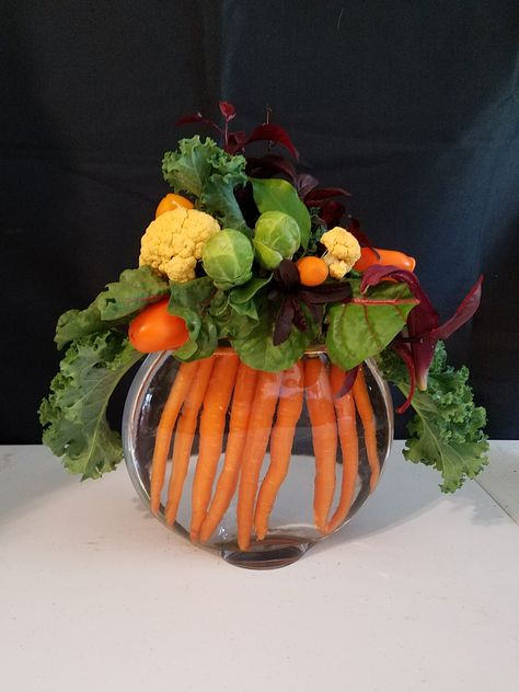 Carrot Arrangement, Vegetable Arrangements, Swiss Card, Vegetable Bouquet, Plum Leaves, Pumpkin Floral Arrangements, Foodie Wedding, Bouquet Champetre, Food Bouquet