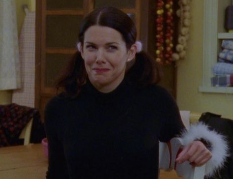 lorelai gilmore Lorelei Gilmore, Gilmore Girls Outfits, Team Logan, Vintage Friends, Lauren Graham, Lorelai Gilmore, Stars Hollow, Comfort Characters, Rory Gilmore