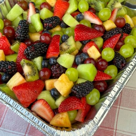 Fruit Salad For Large Group, Fruit Tray For Tea Party, Sides For Family Reunion, Fruit Salad For 50 People, Fruit For Potluck, Side Dishes For Large Party, Snacks For Large Groups Easy, Baby Shower Fruit Salad, Side Dish To Feed A Crowd