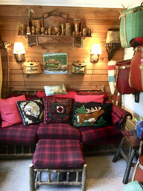 Cowboy Bunkhouse, Cozy Cabin Living Room, Tiny Cabins Interiors, Lodge Style Decorating, Maine Cabin, Vintage Cabin Decor, Lodge Aesthetic, Mountain Cabin Decor, Lake Cabin Decor