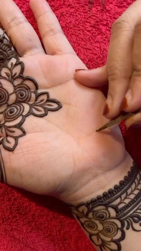 Patchwork Tattoos, Beautiful Simple Mehndi Design, Patchwork Tattoo Ideas, Patchwork Tattoo, Mehndi Designs Bridal Hands, Rose Mehndi Designs, Beginner Henna Designs, Mehndi Designs For Kids, Very Simple Mehndi Designs