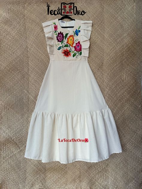 Vestido en manta y bordado a mano Outfit Mexicano, Mexican Embroidery Designs, Mexican Style Dresses, Mexico Dress, Mexican Embroidery, Ballet Clothes, Modern Disney, Mexican Dresses, Mexican Style