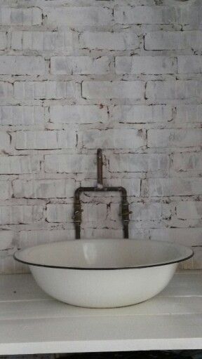 Enamel Basin Ideas, Magical Bathroom, Rustic Bathtubs, Rustic Bathroom Shower, Bathroom Sink Design, Kitchen Basin, Copper Taps, Old Sink, Outdoor Kitchen Decor