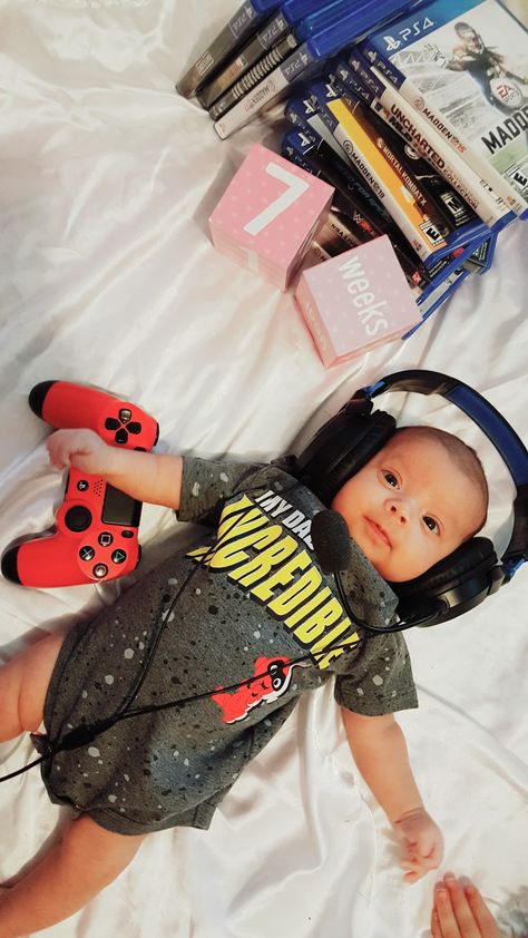 Baby+photo+gamer Gamer Maternity Photos, 3 Month Old Baby Pictures Boy Ideas, 3 Month Old Baby Pictures, Newborn Baby Quotes, Baby Christmas Photography, Pregnancy Announcement Pictures, Gamer Baby, Nerdy Baby, Monthly Baby Pictures