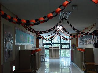 Too much black and orange! | Early's Got Seoul Spirit Week Decorations, Homecoming Background, Homecoming Decorations Hallway, Halloween Dance Decorations, Hoco Decor, School Halloween Decorations, Homecoming Hallways, Halloween Decorations School, Hall Deco