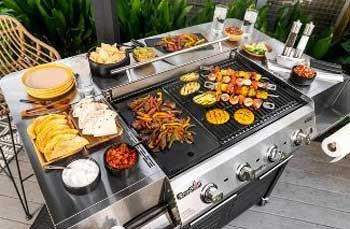 I love outdoor griddles and grills, but what if you want a complete griddle/grill outdoor kitchen with a bar to serve food? Well, the Char-Broil Griddle-Grill Combo does not disappoint. Built In Outdoor Grill, Bbq Setup, Best Gas Grills, Hibachi Grill, Blackstone Grill, Outdoor Cooking Area, Griddle Grill, Outdoor Kitchen Plans, Propane Gas Grill