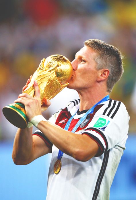 Bastian Schweinsteiger kisses the World Cup trophy! Germany Football Team, German Football Players, Michael Ballack, Germany Team, Football Artwork, Bastian Schweinsteiger, Dfb Team, Germany Football, Football Drills