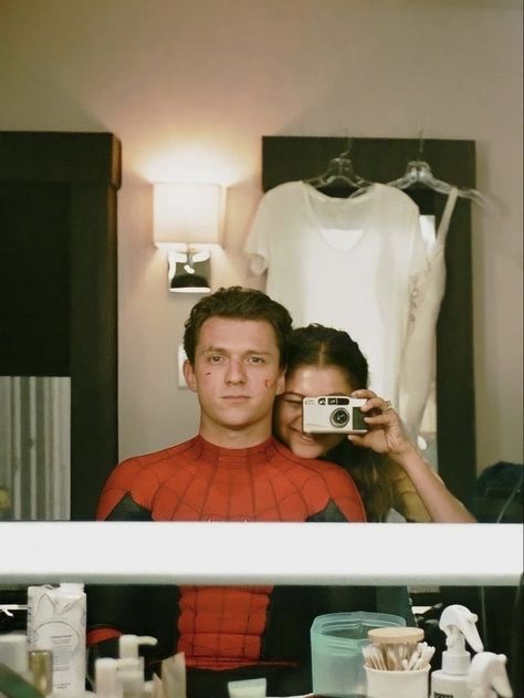 Mode Zendaya, Spider Men, Tom Holland Zendaya, Zendaya Coleman, Movie Couples, Film Aesthetic, Peter Parker, Famous Celebrities, Best Couple